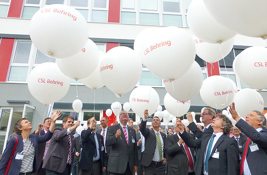 240 Luftballons zur Einweihung von M240 ließen Gäste von Ortsvorsteher über Bürgermeister, Landrätin, Regierungspräsident, Landtags- und Bundestagsabgeordneten zusammen mit MitarbeiterInnen vor dem Gebäude – mit sichtlicher Freude – aufsteigen. Fotografien von Hartwig Bambey