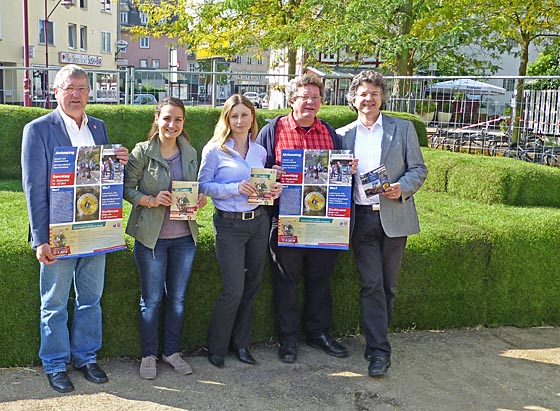 Stehen am großen grünen Sofa auf dem Elisabeth-Blochmann-Platz als Ort des Geschehens: Jungendamtsleiter Christian Meineke, links, ..., Projektverantwortliche Yvette Richter, ... Friedrich vom Umweltamt und Bürgermeister Franz Kahle