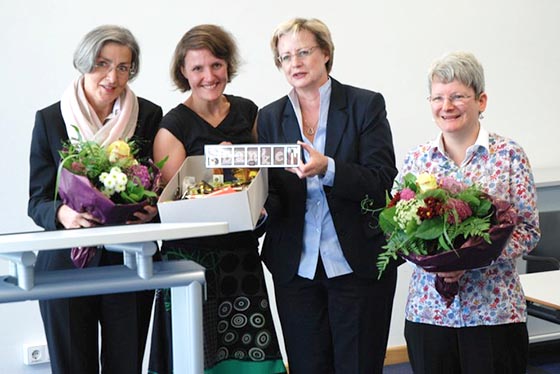 Danksagung in der Marburger Archivschule mit Ministerialdirigentin Irene Bauerfeind, links,, Dorothee Kirchgäßner M.A., Dr. Bettina Schmidt-Czaia und Dr. Irmgard Christa Becker.