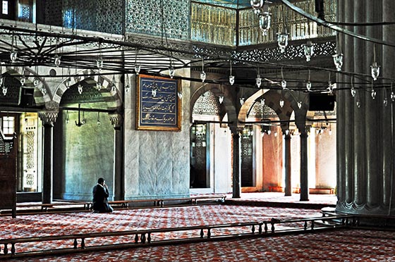 Ein Betender in der Sultan- Ahmed- Moschee. Foto Reinhard Keller