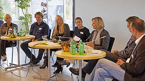 IdA-Projektträger im Podiumsgespräch: Kathrin Riemann, links, Tibor EDV Consulting - Thüringen; Hendrik Abel, Stadt Göttingen; Jutta Alberti, Arbeit und Bildung, Katrin Drehkopf, Moderation, NDR; Rosemarie Lück, erste Kreisbeigeordnete des Landkreises Darmstadt-Dieburg; Michael Wilhelm, Jugendwerkstatt Felsberg, Lothar Eberhardt, Hessisches Diakoniezentrum Hephata. Hans-Joachim Schmittner. 