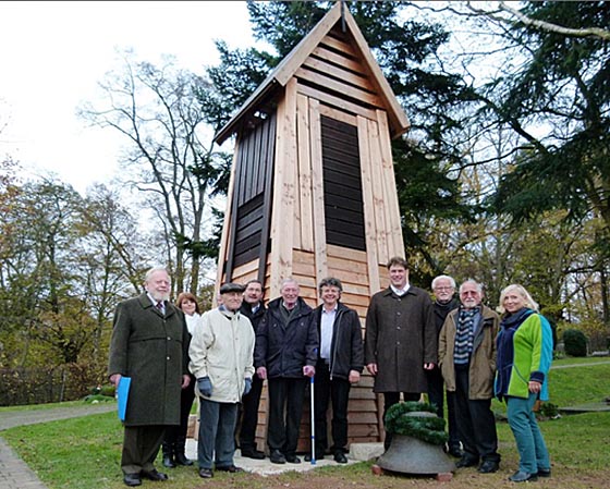 Ortsvorsteher August Scherer freut sich mit Bürgermeister Franz Kahle und Vertretern und Vertreterinnen des Bürgervereins Dagobertshausen und Vertretern des Fachdienstes Stadtgrün über den neuen Glockenturm auf dem Friedhof in Dagobertshausen. Foto Constantia Chirnside