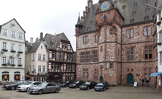 Während der Beratungen über den KFA standen Dienstfahrzeuge der Oberbürgermeister auf dem Marktplatz aufgereiht. Foto Hartwig Bambey