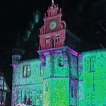 Rathaus Marburg gruen angestrahlt