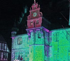 Rathaus Marburg gruen angestrahlt
