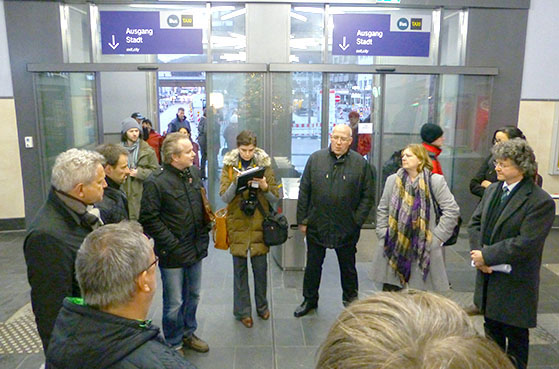 Stelldichein in der Halle des Marburger Hauptbahnhofes. Sternbald-Foto Hartwig Bambey