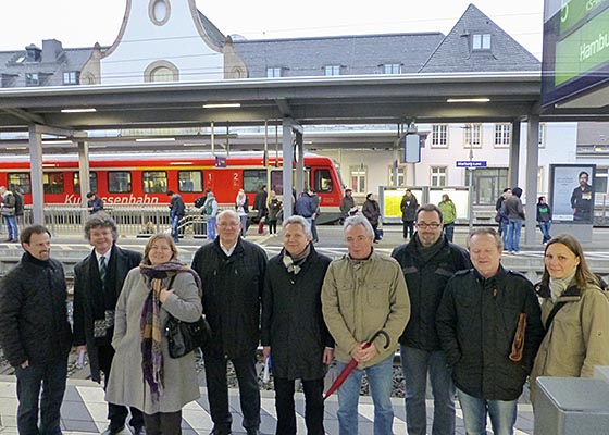 Stelldichein in der Halle des Marburger Hauptbahnhofes. Sternbald-Foto Hartwig Bambey