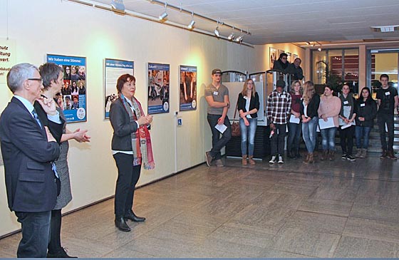 Schulleiterin Carla Fassold-Luttropp, Mitte, bedankte sich für die Möglichkeit im Landratsamt ausstellen zu können. Landätin Kirsten Fründt betonte in Ihrer Ansprache die Bedeutung der Schulsozialarbeit. Kreistagsvorsitzender Detlef Ruffert, links, verwies auf den Kalender im Rahmen dieses Projekts. Foto Markus Morr.