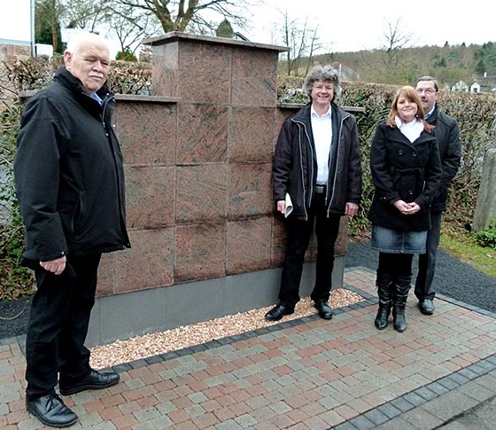 Neue Urnenwand eingeweiht: Ortvorsteher Heinz Wahlers, links Bürgermeister Dr. Franz Kahle sowie Julia Kempf und Dieter Hagenbring von der Friedhofsverwaltung. Foto Sophia Feda, Universitätsstadt Marburg