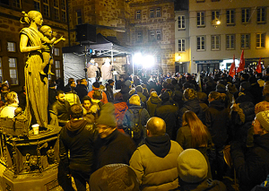 Antigida Marburg unter den Augen von Sophie von Brabant auf dem mit Scheinwerfern erleuchteten Marktplatz. Sternbald-Fotos Hartwig Bambey.