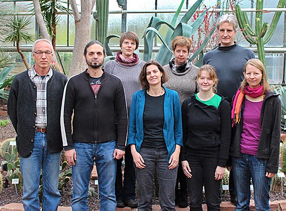 Zum Projektauftakt trafen sich (von links) Dr. Jörg Weise, Dr. Sascha Liepelt, Maria Meyen, Dr. Ilona Leyer, Claudia Hepting, Verena Lauströer, Dr. Andreas Titze und Katrin Rokitte Foto Kurt Schmidt, Botanischer Garten der Philipps-Universität 