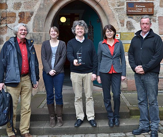 Über die Ehr ung der Partnerstadt Sfax freuten sich: Bürgermeister Dr. Franz Kahle (Mitte) mit (von links) Balduin Winter (Freundeskreis Marburg-Sfax), Wiebke Lotz (Klimaschutzbeauftragte), Marion Kühn (Fachdienstleiterin Stadtgrün, Klima- und Naturschutz) und Künstler Thomas Gebauer. (neues Fenster)