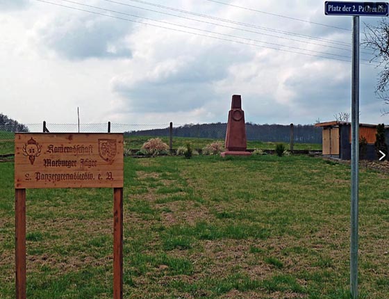 Eine Kleingarenanlage ist kein Ort für ein Kreigerdenkmal. Diese baurechtliche Position – im Kontext der zwischenzeitlich erforschten unrühmlichen Geschichte der Marburgher Jäger – vertritt der Marburger Magistrat nunmehr in seinem Bescheid zur Beseitigung dieses Steins des Anstoßes. Foto Sternbald-Archiv Hartwig Bambey