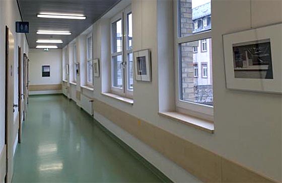 Mit Fotoarbeiten von Elisabeth Turvold wird der neue 'Kunst-Ort' im Uniklinikum Gießen eröffnet. Foto nn, UKGM Presse