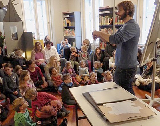 Der beliebte Kinderbuchautor und Künstler Sebastian Meschenmoser gastierte in der Marburger Stadtbücherei.