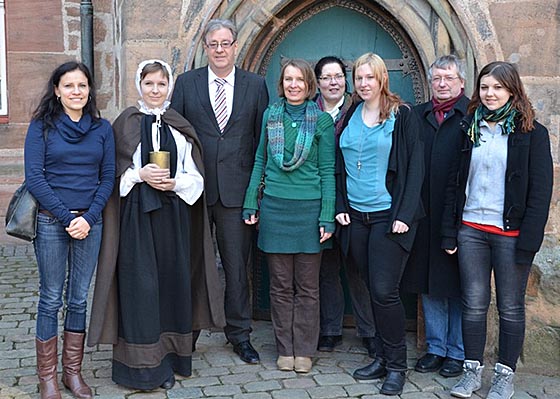 Spendenübergabe für Flüchtlingsfamilien: Oberbürgermeister Egon Vaupel (3. v. l.), Christian Meineke (2. v. r.), Fachbereichsleiter Kinder, Jugend und Familie, und die städtische Koordinatorin für das Flüchtlingswesen Gudrun Fleck-Delnavaz (5. v. l.) würdigten das Engagement von Theater Gegenstand um Regisseurin Magdalena Kaim (l.) und Vorsitzende Sabine Kröning (4. v. l.). Die zweite Hälfte der Spende, die Linda Heising (3. v. r.) entgegennahm, hilft in Steffenberg. Foto Sophia Feda