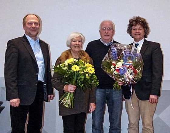 Bürgermeister Franz Kahle, rechts, übergab Blumen und das Historische Stadtsiegel an Dr. Margret Lemberg und Rolf Weigand (2. v. r.). Auch der Vorsitzende des Denkmalbeirats, Karl-Herrmann Krombach, würdigte das Engagement der beiden. Foto Markus Klöck