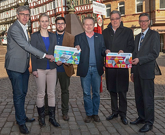 Als Geschenk immer aktuell: Den neu aufgelegten marburgGutschein stellten Steffen Ehrmann (Oberhessische Presse), Daniela Maurer (Stadtmarketing), Joachim Jung (Mymedia), Jan-Bernd Röllmann (Stadtmarketing), Oberbürgermeister Egon Vaupel und Michael Frantz, Sparkasse Marburg-Biedenkopf. Foto Sabine Preisler 