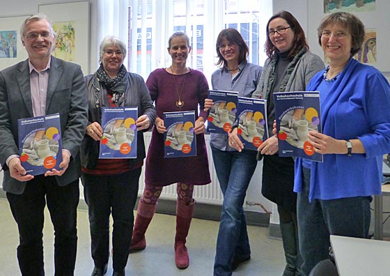 Das Marburger vhs-Team mit dem Sommersemester-Programm 2015:  Dr. Udo Engbring-Romang, links, Kirsten Fritz-Schäfer, Caroline Manz, Birgit Heiland, Stadträtin Dr. Kerstin Weinbach und Kristine Umland. Sternbald-Foto Hartwig Bambey