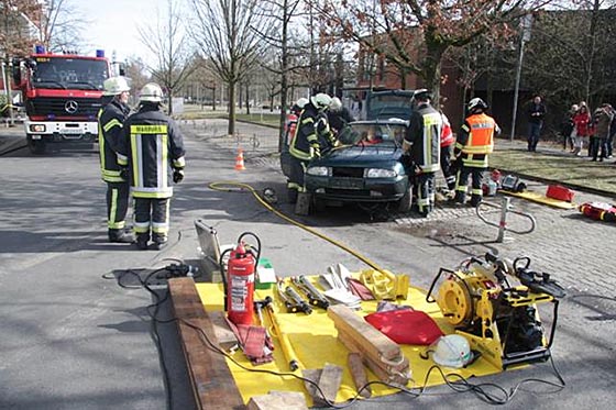 Rettungsübung während des Kompaktkurses Notfallmedizin am UKGM Marburg. Foto Frank Steibli