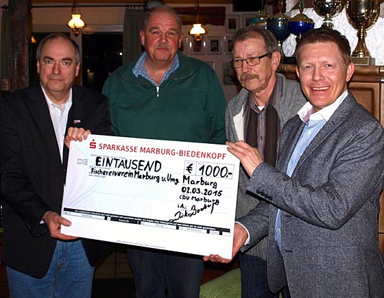 Turnierorganisator Walter Jugel, links, Jugendleiter Stefan Becker, Vorsitzender des Fischreivereins Jürgen Schwarz und der Kapitän des Teams der CDU-Marburg, Oberbürgermeisterkandidat Dirk Bamberger. Foto nn