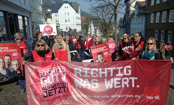 Im Rahmen ihrer Streiks für bessere Bezahlung demonstrierten Erzieherinnen in Marburg. Foto nn, ver.di