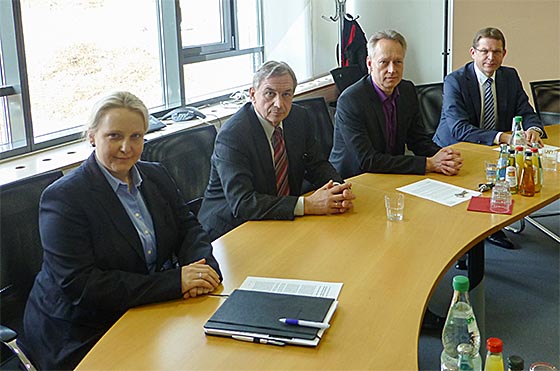 Gemeinsame Vorstellung der Kooperationsvereinbarung: Dr. Sylvia Heinis, links, Leiterin der Stabsstelle Struktur- und Medizinplanung am UKGM Marburg, Dr. Hans-Joachim Conrad, Geschäftsführer der PriMa Ärztegenossenschaft, Dr. Hartmut Hesse, Vorstand PriMa Ärztegenossenschaft und    Dr. Gunther K. Weiß, kaufmännischer Geschäftsführer des UKGM Marburg. Sternbald-Foto Hartwig Bambey. 