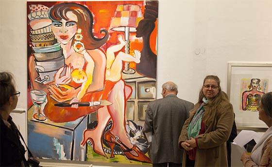 '24 Hours' ist der Titel des großformatigen Bildes aus 2009, 230 x 190 cm, Kunstharz auf Leinwand. Frau mit Kind und Haushaltsgeschirr und weiblichen Attributen.