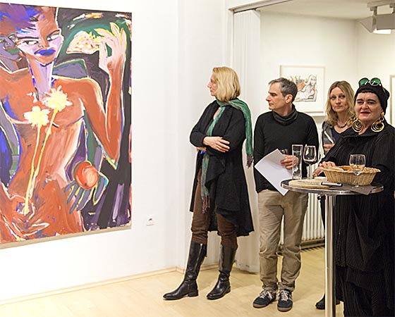 Elvira Bach, rechts, war bei der Ausstellungseröffnung in der Galerie Michael W. Schmalfuss anwesend.