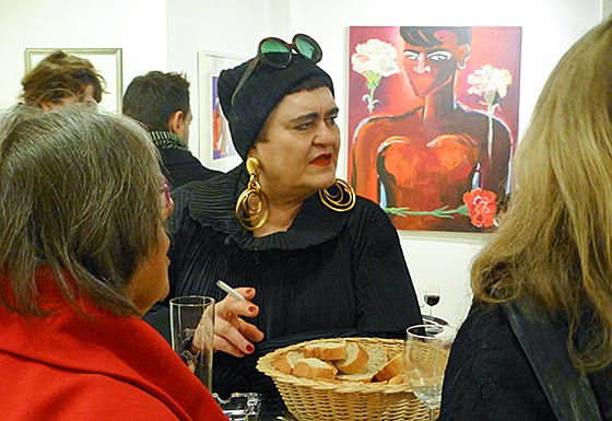 Elvira Bach im Gespräch mit Eröfnungsgästen. An der Wand das Acrylbild 'Alexander schenkt Nelken. Sternbald-Fotos Hartwig Bambey