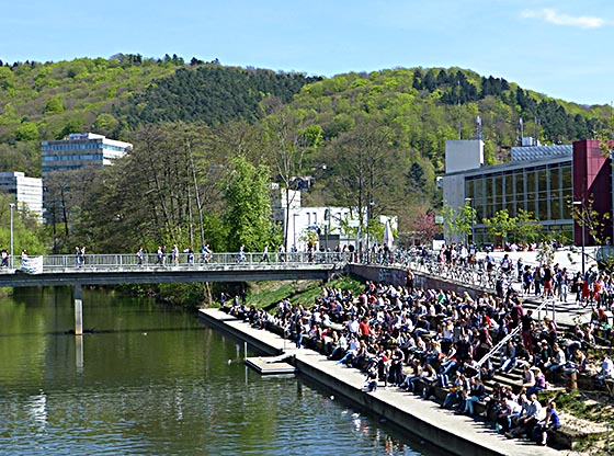 Mehr als 25.000 Studierende sind im Sommersemester 2015 an der Phlipss-Universität Marburg zum Studium eingeschrieben. Nicht ganz wenige finden sich an sonnigen Apriltagen an der Lahnterasse direkt vor der Mensa. Im Hintergrund die Türme der PhilFak. Sternbild-Foto Hartwig Bambey
