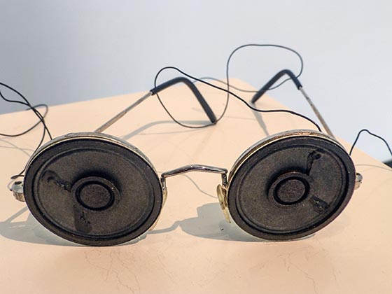 Auf einer Säule, zugleich als Eröffnung der Präsentation, findet sich die Installation "Schlechte Brille", verdrahtet mit Litzenkabel und Lautsprecher anstelle von optischem Glas. Genau dieses Objekt ist ohne Ton und bietet somit Verweis auf die Hörangebote. 