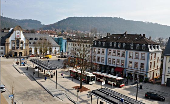 Der neu gestaltete Bahnhofsvorplatz in Marburg. Foto Jennifer Bauer.jpg