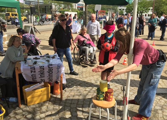 Die Folgen von Behinderungen selbst spüren, das war ein Ziel der Aktionen auf dem Elisabeth-Blochmann-Platz. Foto nn