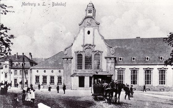  Historische Ansicht des Marburger Hauptbahnhofs: Empfangsgebäude mit Pferdebahn. Foto Archiv Böhler