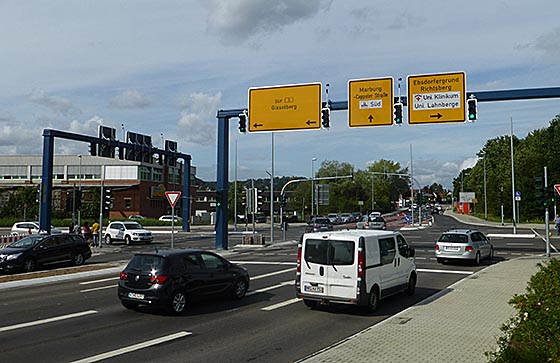 Weiträumig mit bis zu vier Fahrspuren in eine Richtung und mit großen Schilderbrücken präsentiert sich die große und verkehrsreiche Kreuzung in Pappel nach ihrer Fertigstellung. Sternbald-Foto Hartwig Bambey