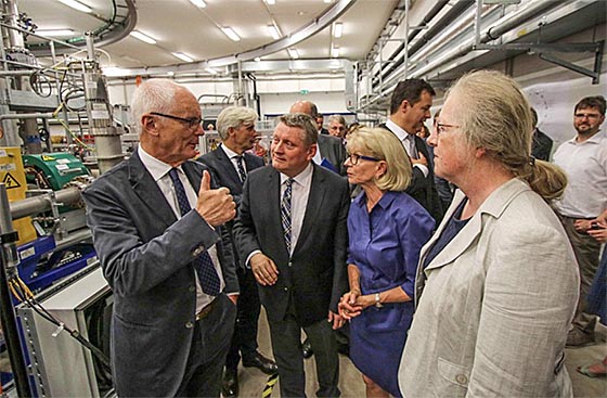 Bundesgesundheitsminister Hermann Gröhe (2. v. l.) besichtigt das Marburger Ionenstrahl-Therapie-Zentrum (MIT). Er spricht mit (von links): Prof. Dr. Guido Adler, Vorstand des Universitätsklinikums Heidelberg und Leitender Ärztlicher Direktor, Prof. Dr. Rita Engenhart-Cabillic, Direktorin der Klinik für Strahlentherapie und Prof. Dr. Katharina Krause, Präsidentin der Philipps-Universität Marburg. Foto: Nadine Weigel