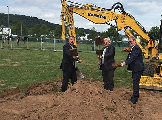 Auf einem Kinderspielplatz im Flüchtlings-Camp sollen kleine Kinder bald gemeinsam spielen können. Beim Spatenstich (von links): Regierungspräsident Dr. Lars Witteck, Ministerpräsident Volker Bouffier und Oberbürgermeister Egon Vaupel.