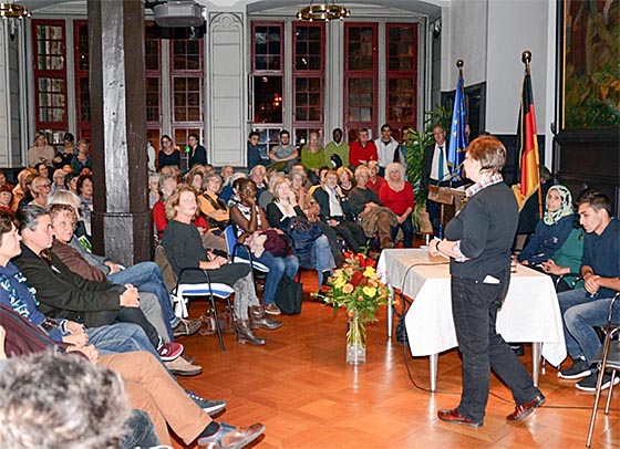 Zuhören und mehr erfahren wollten über 200 Marburgerinnen und Marburger beim Erzählcafé im bis auf den letzten Platz gefüllten Historischen Rathausaal als Flüchtlinge aus ihrem Leben berichteten. Foto Nadja Schwarzwäller.