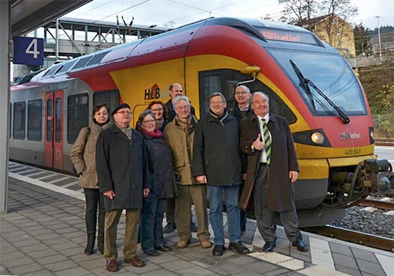 Grund zur Freude auch für viele Fahrgäste und Pendler der Region. Mehr als zufrieden über den neu eingeführten Regionalexpress-Stundentakt von Frankfurt bis Treysa zeigten sich Kommunalvertreter von Stadtallendorf und Kirchhain, Vertreterinnen und Vertreter der HLB und des NVV sowie Jürgen Lerch von der Fahrplaninitiative "Main-Weser-Bahn im Takt". Foto Tina Eppler, Stadt Marburg