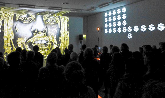 Mit einer furiosen und opulenten Klang- und Sound-Performance eröffneten Nik Nowak und Moritz Stumm ihre gemeinsame Ausstellung MOSH im Marburger Kunstverein. Sternbald-Foto Hartwig Bambey