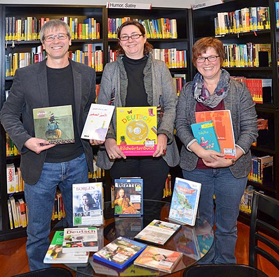 Der Leiter der Stadtbücherei Jürgen Hölzer, Stadträtin Dr. Kerstin Weinbach und die stellvertretende Leiterin der Stadtbücherei, Cornelia Wiegand bei der Vorstellung des Jahresberichts für 2015. Entgegen der freudigen Mienen offenbaren die Nutzungsstatistiken der Stadtbücherei Marburg durch einige Probleme. Foto Tina Eppler, Stadt Marburg