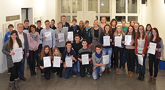 Einen Teilnehmerrekord verzeichnete der Workshop „MINT - Die Stars von morgen“ im Chemikum Marburg. Am Ende erhielten alle eine Auszeichnung. Foto Provadis