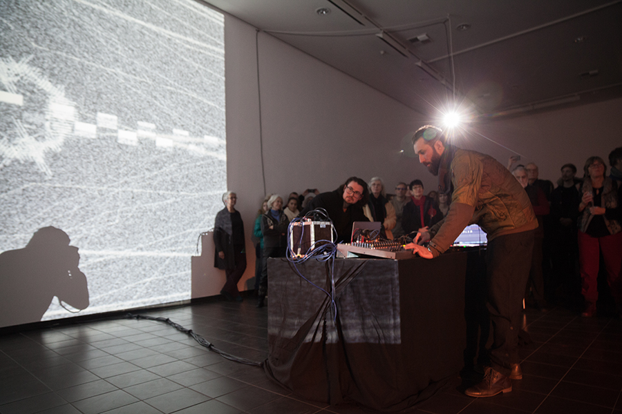 Performance zur Ausstellungseröffnung mit Nik Nowak und Moritz Stumm als virtuose Visual Jockeys an den Mischpulten. Sternbald-Foto Hartwig Bambey