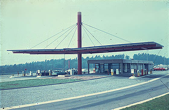 Die Autobahnraststätte Großenmoor wurde im Marburger Bausystem errichtet. Foto und © Spieker-Langenberg