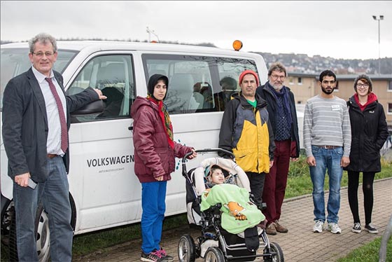 Ein Arbeit und Bildung e.V. von der VW-AG zur Verfügung gestellter Bus erleichtert die Arbeit für Flüchtlinge. Foto Arbeit und Bildung