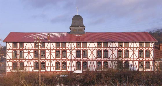 Die Carlshütte bei Buchenau entstand im Zuge der Industrialisierung in der Lahnniederung ungefähr 1,5 km südwestlich von Buchenau. Friedrich Carl Klein ließ die nach ihm benannte Carlshütte am 12. Juli 1844 als letzte Eisenhütte im oberen Lahntal errichten. Sie ist ein Zeugnis der Industriekultur. Foto Wikipedia