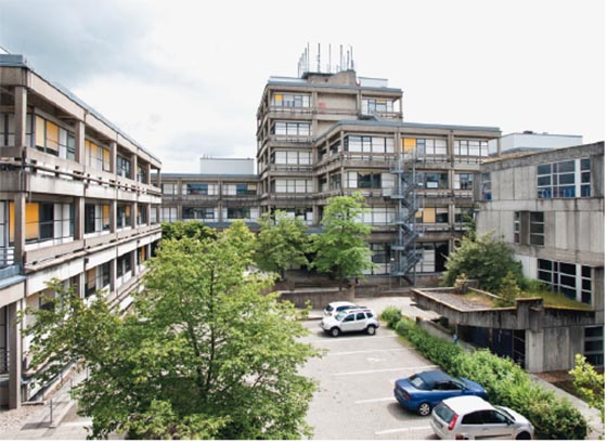 Die Chemischen Institute auf den Lahnbergen sind im Marburger Bausystem errichtet worden. Sie stehen seit 2013 unter Denkmalschutz und harren einer zukünftigen Nutzung. Foto aus Denkmaltopographie Marburg.