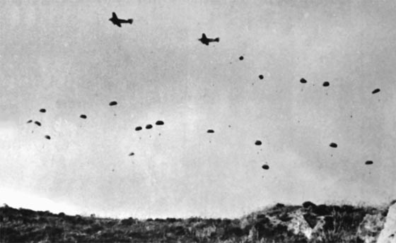 The Battle of Crete, 20 - 31 May 1941. German paratroopers jumping from Junkers Ju 52 3/m transport planes over Crete. Foto ￼￼Wikipedia