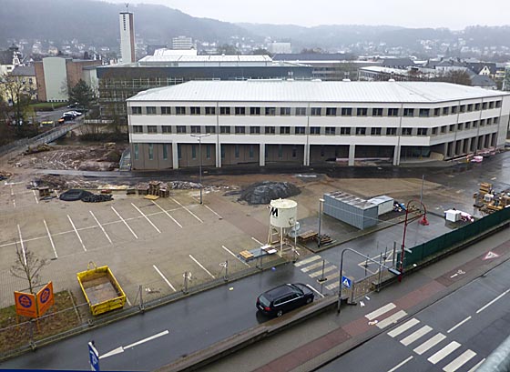 Auf dem vormaligen Brauereigelände ist der Neubau für den Deutschen Sprachatlas so gut wie fertiggestellt. Sternbald-Foto Hartwig Bambey